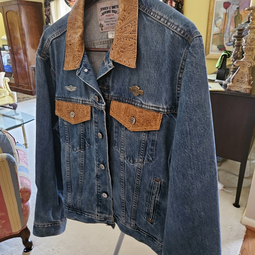 Beautiful Jensen Smith blue Jean jacket size Large with leather neck and pockets